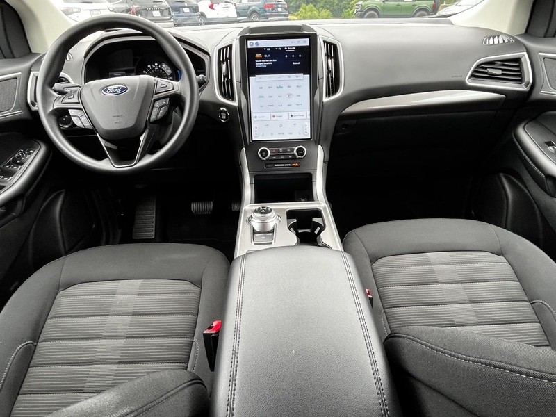 Ford Edge Vehicle Full-screen Gallery Image 11