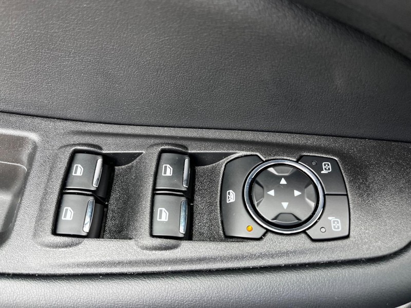 Ford Edge Vehicle Full-screen Gallery Image 14