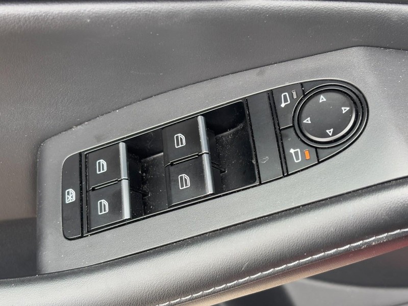 Mazda CX-30 Vehicle Full-screen Gallery Image 23