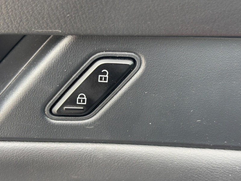 Mazda CX-30 Vehicle Full-screen Gallery Image 24