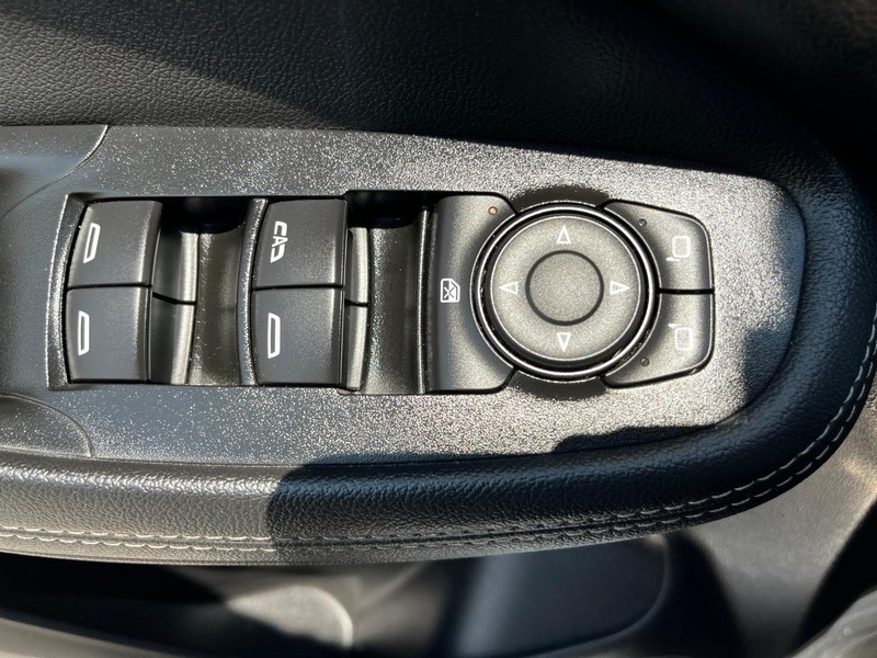 Buick Encore GX Vehicle Full-screen Gallery Image 14