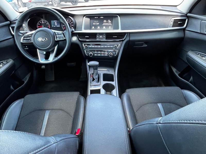 Kia Optima Vehicle Full-screen Gallery Image 12