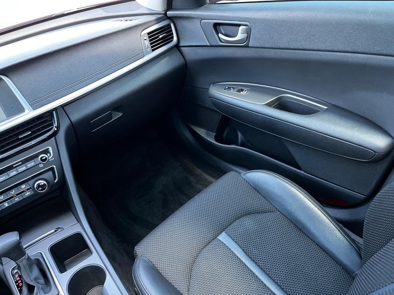 Kia Optima Vehicle Full-screen Gallery Image 14