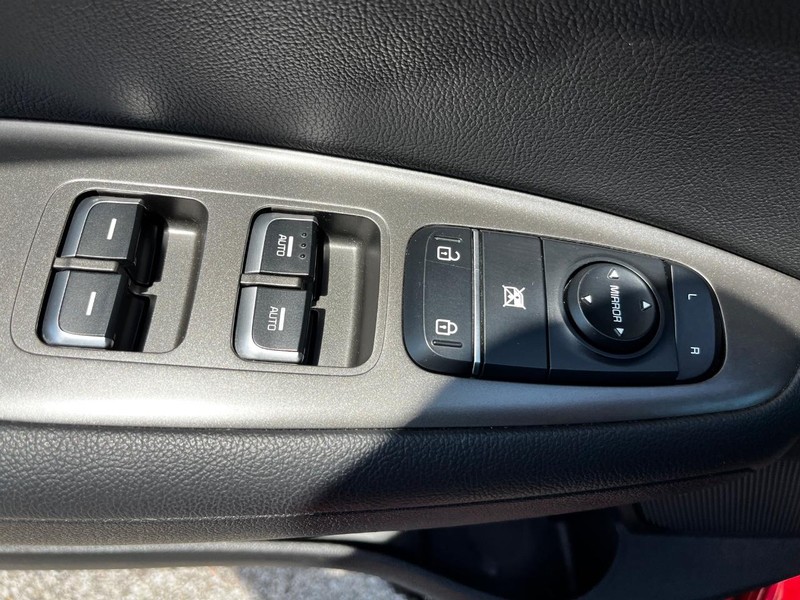 Kia Optima Vehicle Full-screen Gallery Image 15