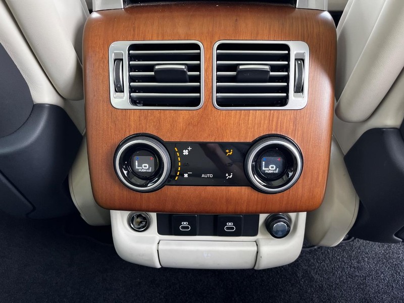 Land Rover Range Rover Vehicle Full-screen Gallery Image 11