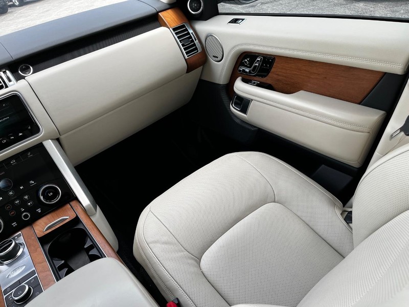 Land Rover Range Rover Vehicle Full-screen Gallery Image 14