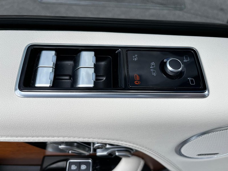 Land Rover Range Rover Vehicle Full-screen Gallery Image 15