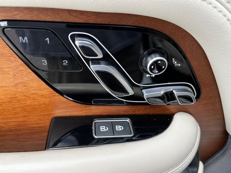 Land Rover Range Rover Vehicle Full-screen Gallery Image 16