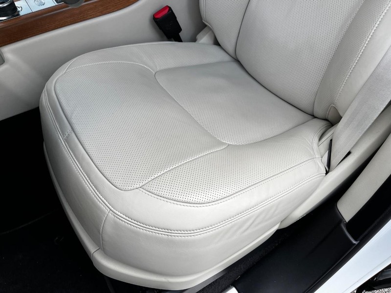 Land Rover Range Rover Vehicle Full-screen Gallery Image 17