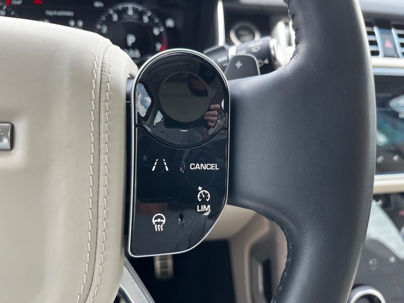 Land Rover Range Rover Vehicle Full-screen Gallery Image 19