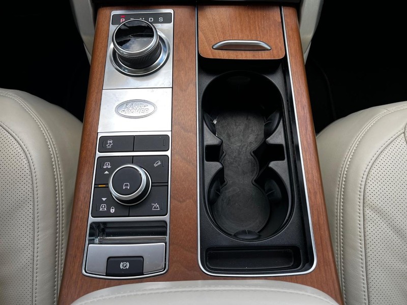 Land Rover Range Rover Vehicle Full-screen Gallery Image 21