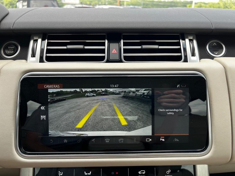 Land Rover Range Rover Vehicle Full-screen Gallery Image 23