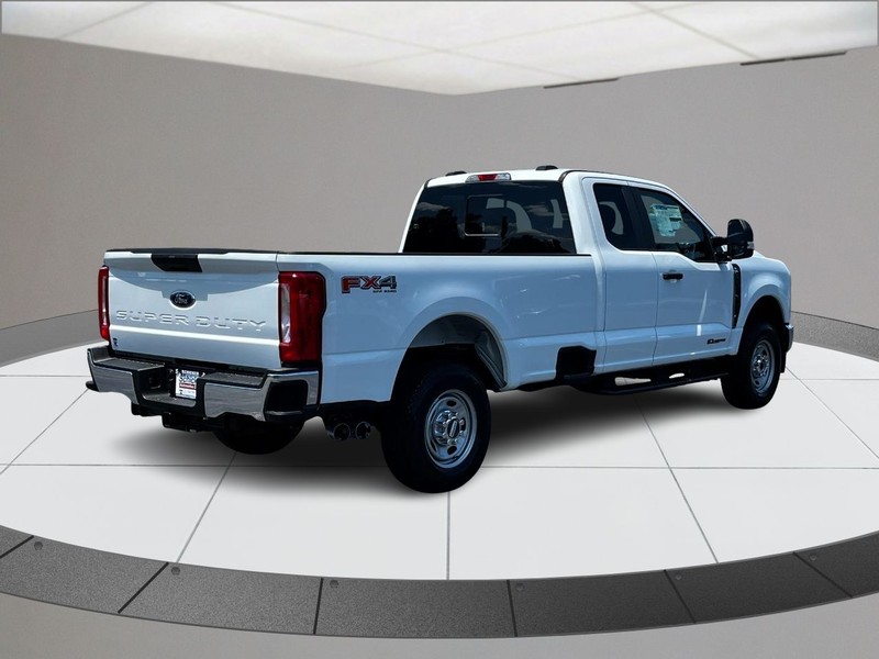 Ford Super Duty F-250 SRW Vehicle Full-screen Gallery Image 03