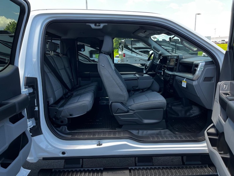 Ford Super Duty F-250 SRW Vehicle Full-screen Gallery Image 04