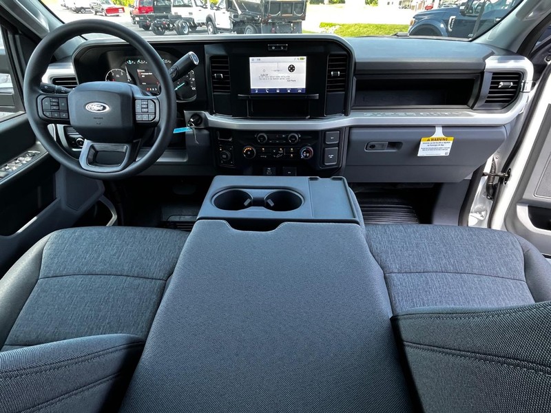 Ford Super Duty F-250 SRW Vehicle Full-screen Gallery Image 05