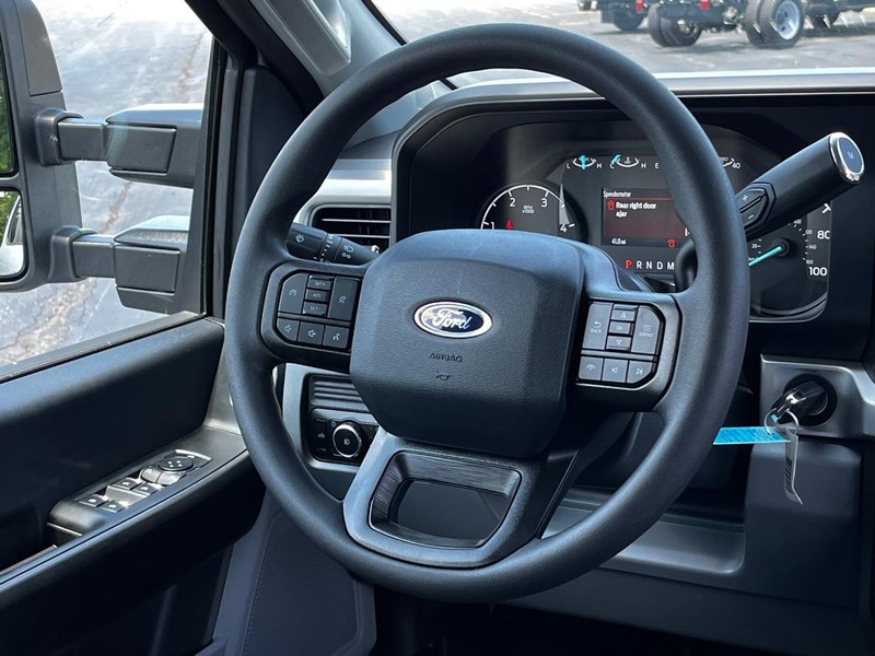 Ford Super Duty F-250 SRW Vehicle Full-screen Gallery Image 06