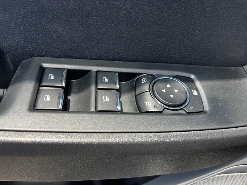 Ford Super Duty F-250 SRW Vehicle Full-screen Gallery Image 07