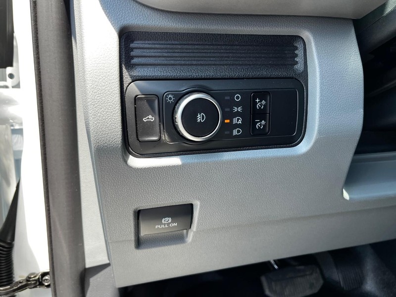 Ford Super Duty F-250 SRW Vehicle Full-screen Gallery Image 09