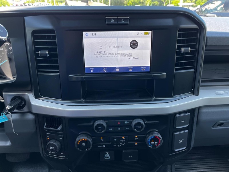 Ford Super Duty F-250 SRW Vehicle Full-screen Gallery Image 13