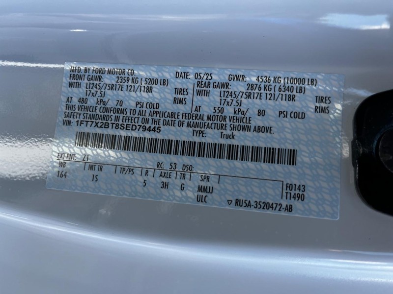 Ford Super Duty F-250 SRW Vehicle Full-screen Gallery Image 15