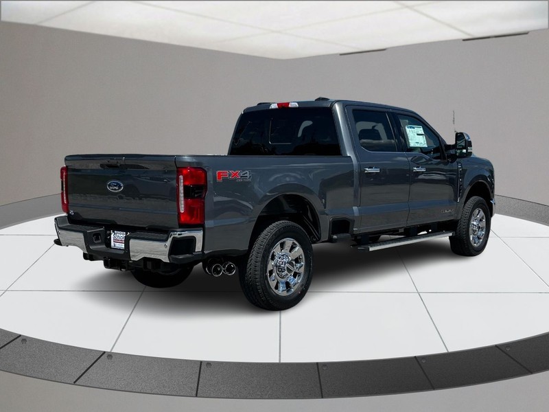 Ford Super Duty F-350 SRW Vehicle Full-screen Gallery Image 03