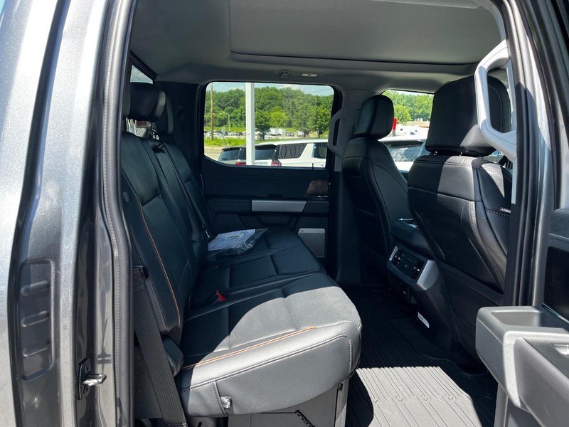 Ford Super Duty F-350 SRW Vehicle Full-screen Gallery Image 04