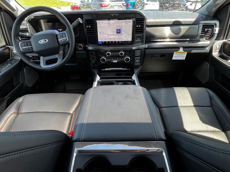 Ford Super Duty F-350 SRW Vehicle Full-screen Gallery Image 07