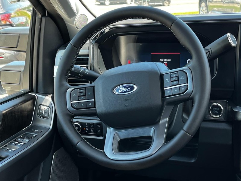 Ford Super Duty F-350 SRW Vehicle Full-screen Gallery Image 08