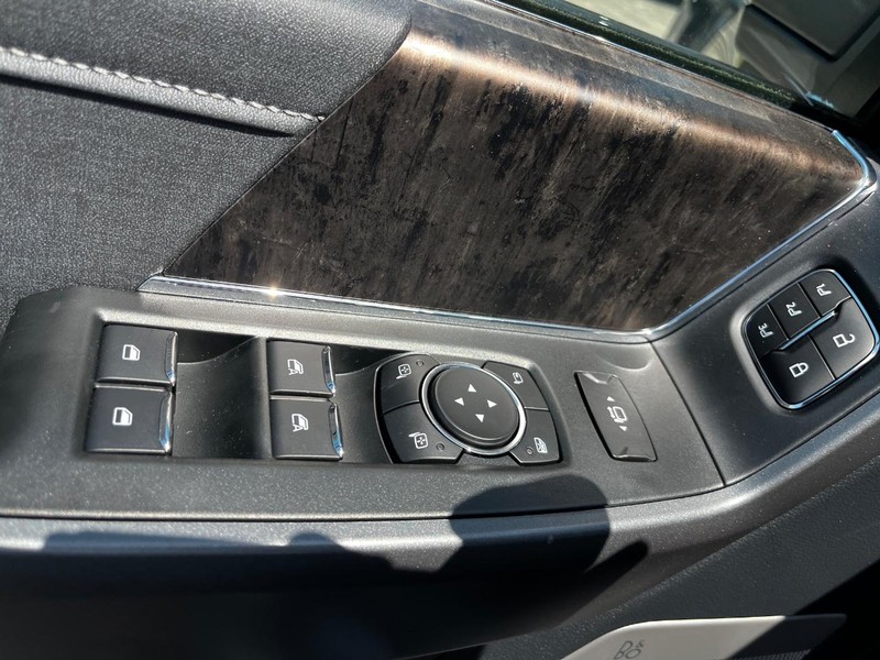 Ford Super Duty F-350 SRW Vehicle Full-screen Gallery Image 10