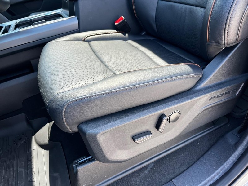 Ford Super Duty F-350 SRW Vehicle Full-screen Gallery Image 11