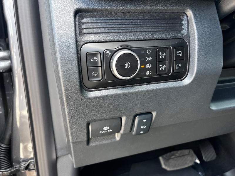 Ford Super Duty F-350 SRW Vehicle Full-screen Gallery Image 12