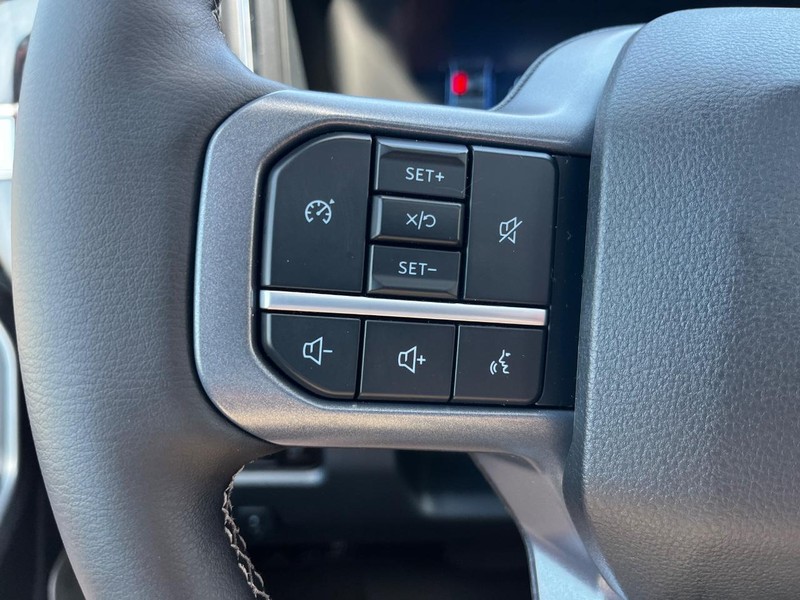 Ford Super Duty F-350 SRW Vehicle Full-screen Gallery Image 13