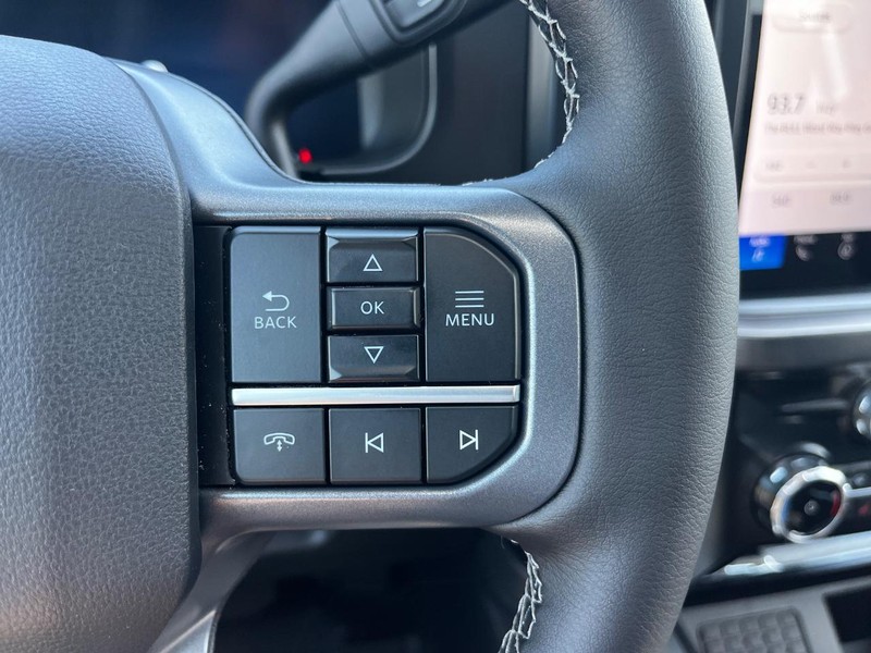 Ford Super Duty F-350 SRW Vehicle Full-screen Gallery Image 14