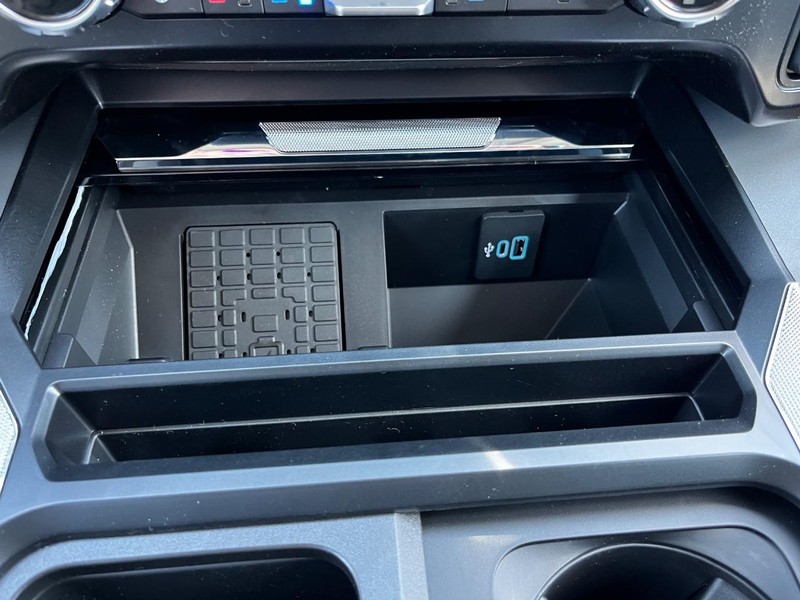 Ford Super Duty F-350 SRW Vehicle Full-screen Gallery Image 16