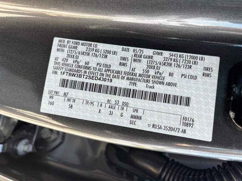 Ford Super Duty F-350 SRW Vehicle Full-screen Gallery Image 19