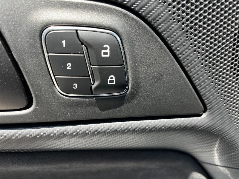 Ford Mustang Vehicle Full-screen Gallery Image 05