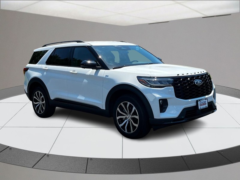 Ford Explorer Vehicle Full-screen Gallery Image 02