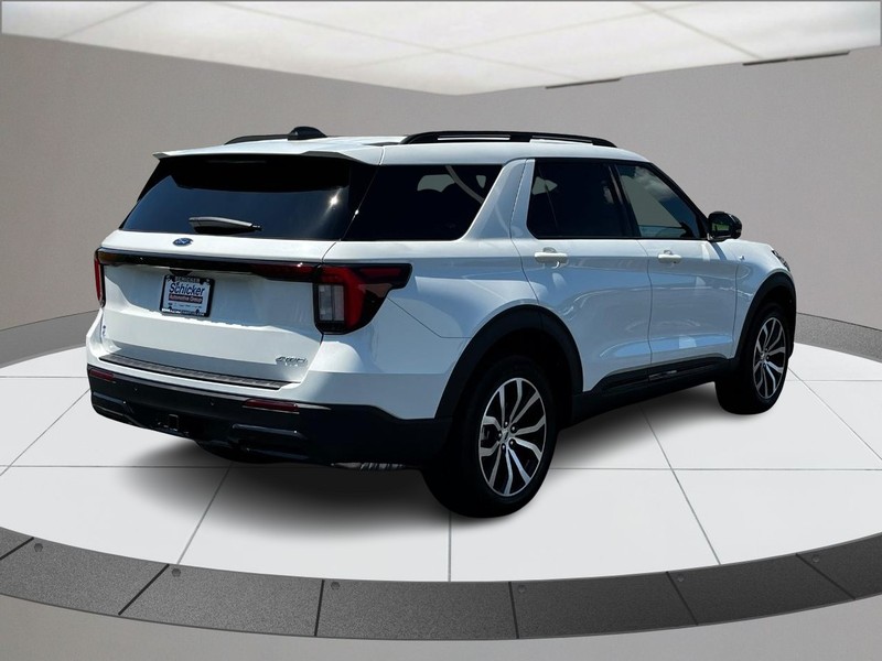 Ford Explorer Vehicle Full-screen Gallery Image 03