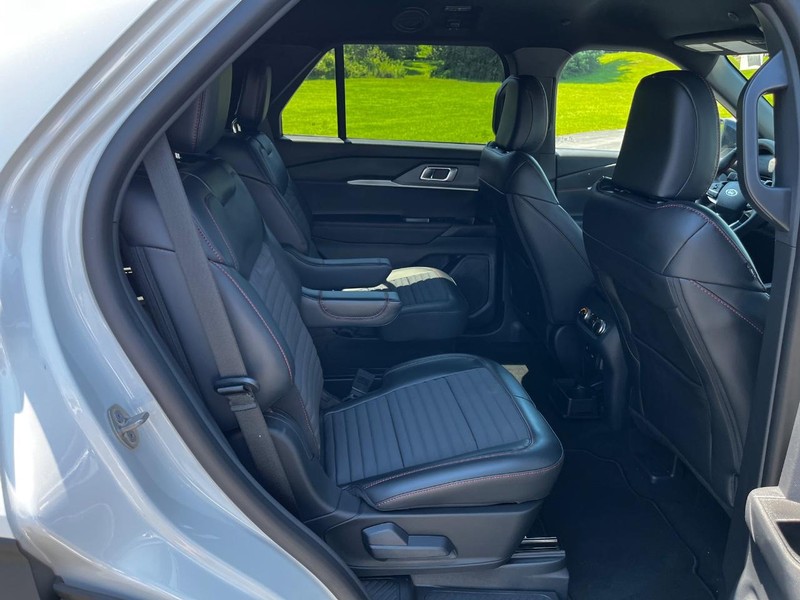 Ford Explorer Vehicle Full-screen Gallery Image 04