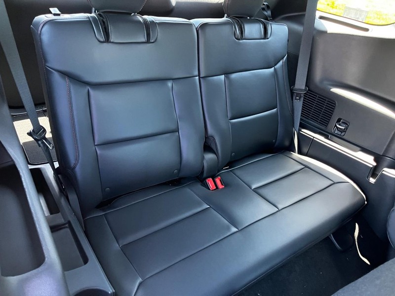 Ford Explorer Vehicle Full-screen Gallery Image 05