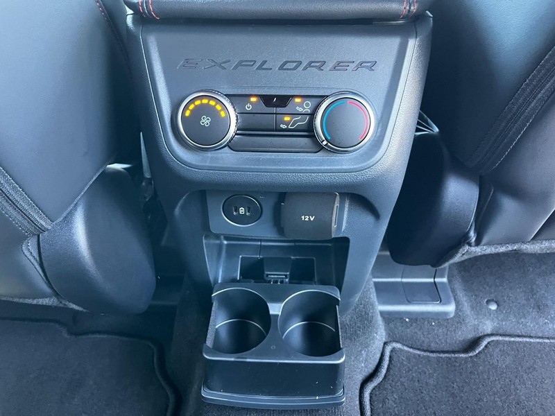 Ford Explorer Vehicle Full-screen Gallery Image 06