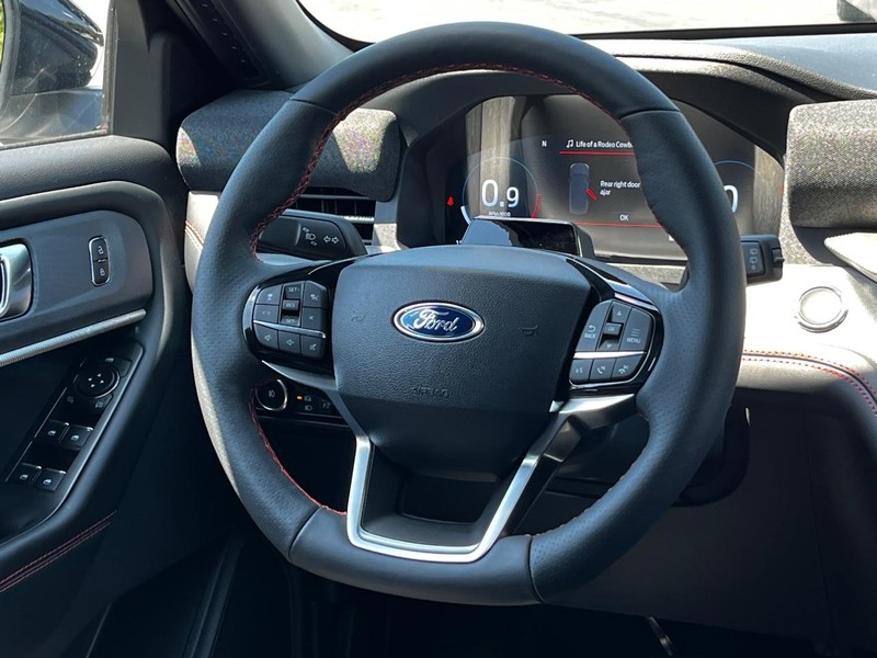 Ford Explorer Vehicle Full-screen Gallery Image 08