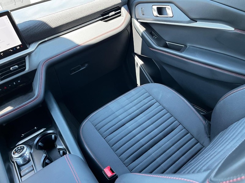 Ford Explorer Vehicle Full-screen Gallery Image 09