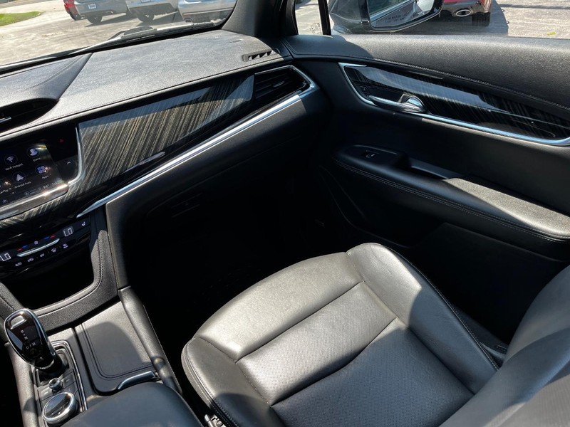 Cadillac XT6 Vehicle Full-screen Gallery Image 16