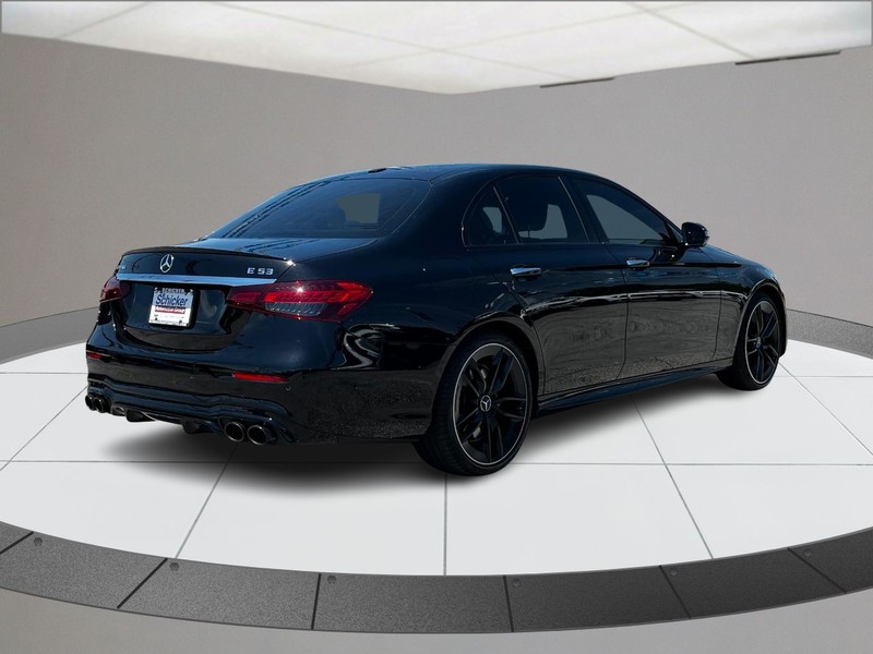 Mercedes-Benz E-Class Vehicle Full-screen Gallery Image 02