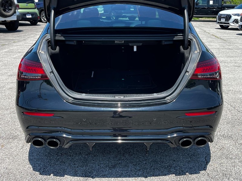 Mercedes-Benz E-Class Vehicle Full-screen Gallery Image 04