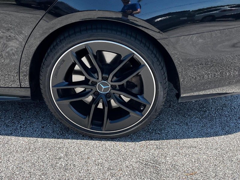 Mercedes-Benz E-Class Vehicle Full-screen Gallery Image 06