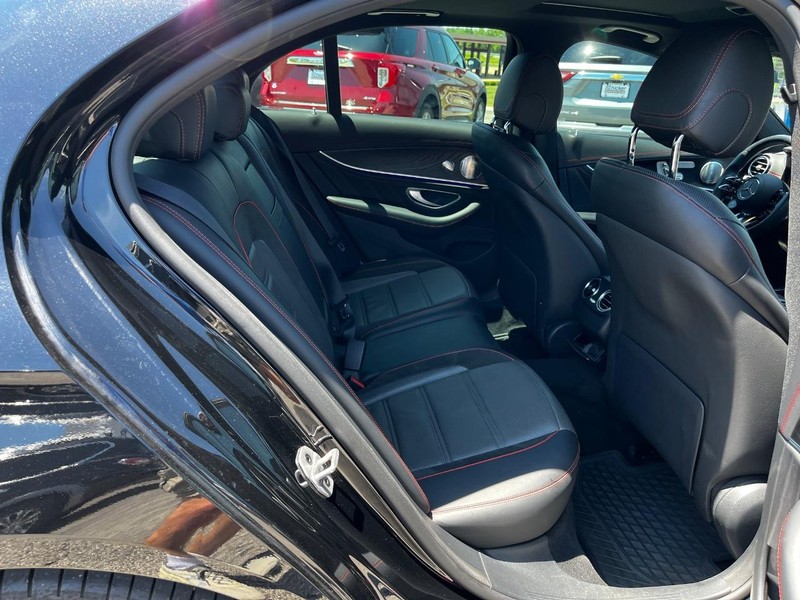 Mercedes-Benz E-Class Vehicle Full-screen Gallery Image 08