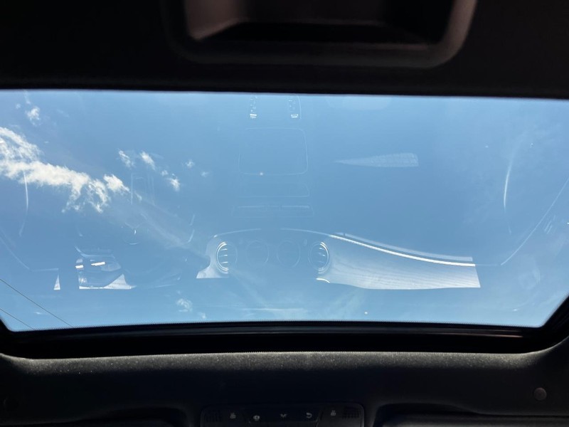 Mercedes-Benz E-Class Vehicle Full-screen Gallery Image 09