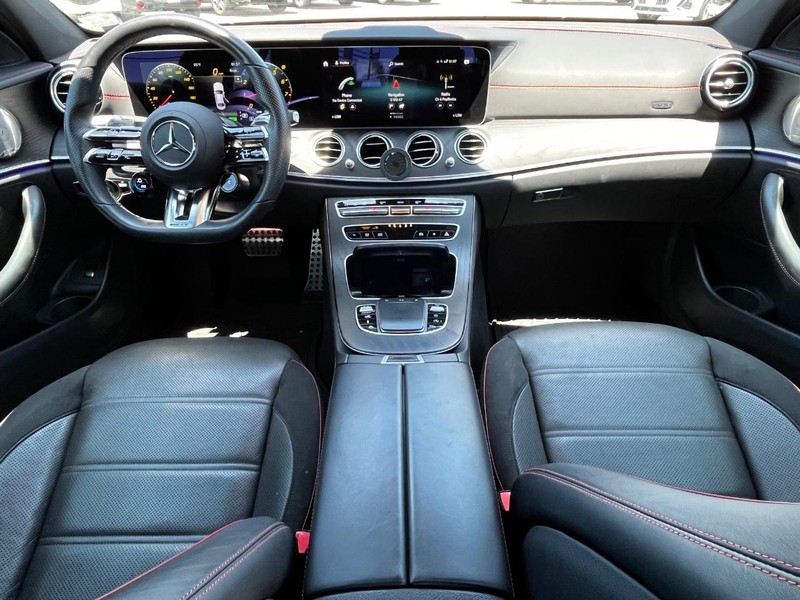 Mercedes-Benz E-Class Vehicle Full-screen Gallery Image 10